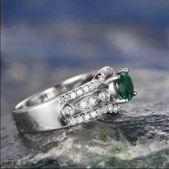 New Women’s 925 Silver Emerald Beautiful Ring - Picture 4 of 5